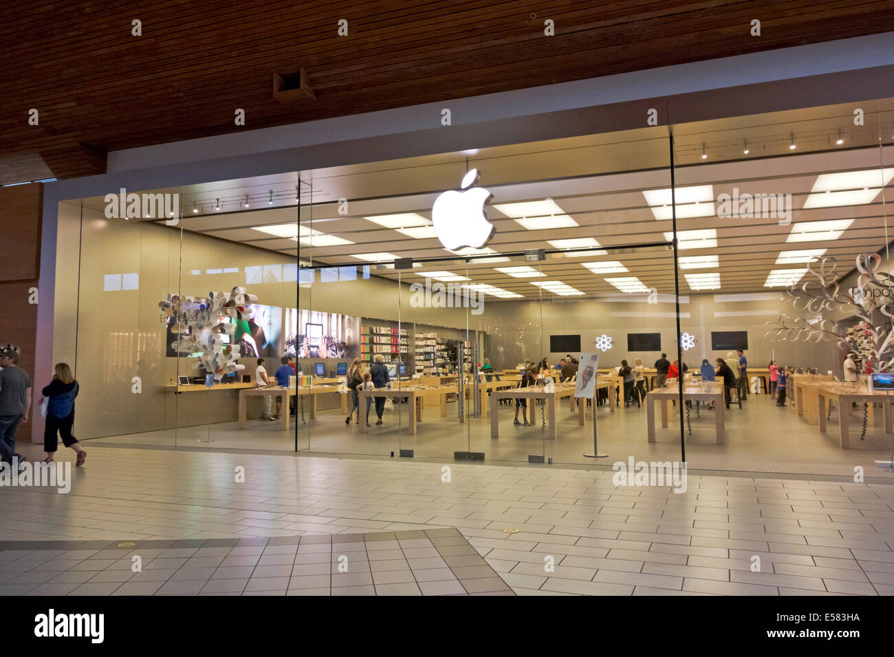 Apple Retail Store in Aventura Mall. Shopping mall. Iphone store Stock  Photo - Alamy