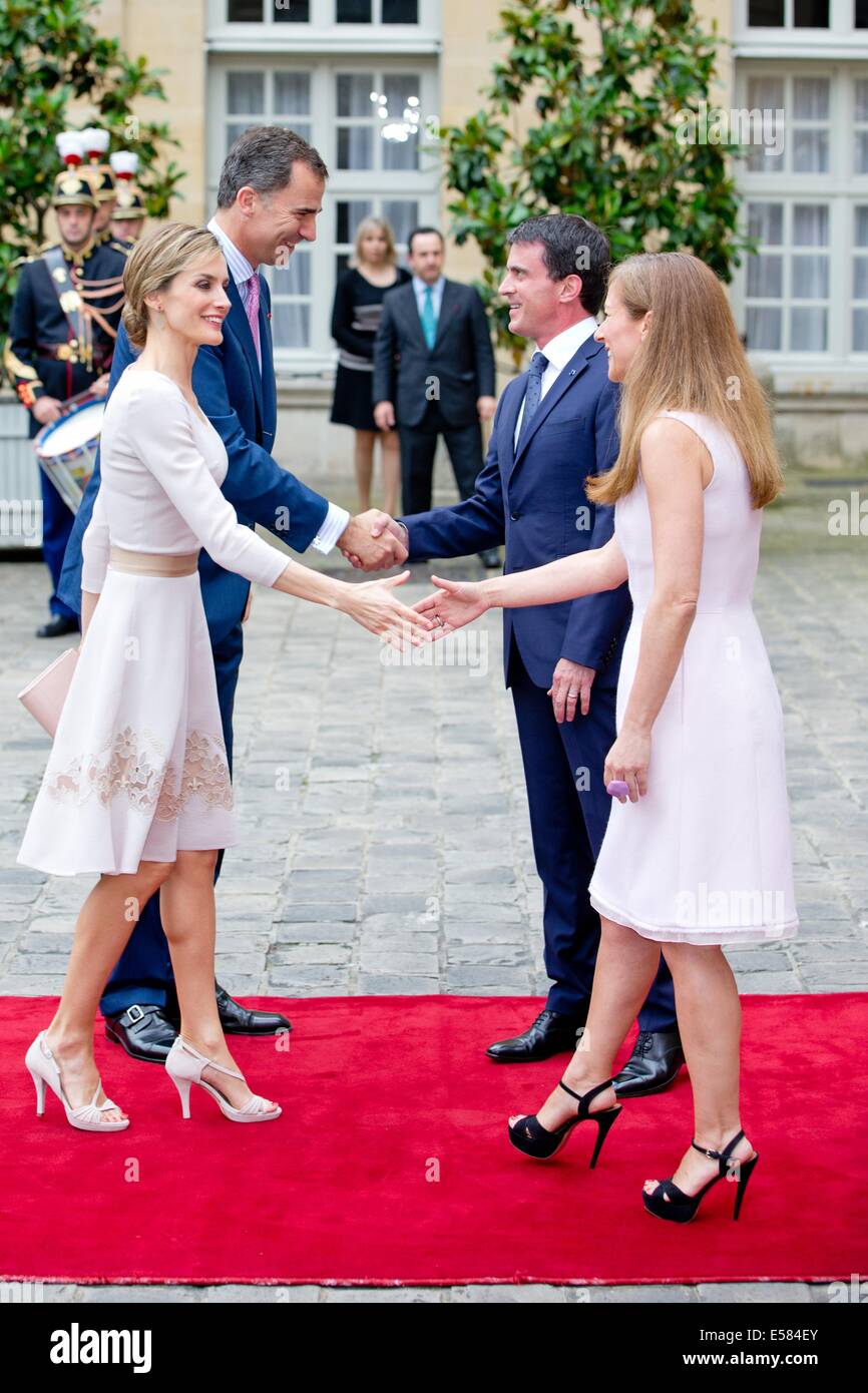 Paris, France. 22nd July, 2014. French Prime Minister Manuel Valls (2nd R) and his wife Anne Gravoin (R) welcome King Felipe of Spain (2nd L) and his wife Queen Letizia who arrive for a meeting at the Hotel de Matignon in Paris, France, 22 July 2014. The Spanish Royal couple are on an offical one-day visit to France. Photo: Patrick van Katwijk/dpa NETHERLANDS AND FRANCE OUT - NO WIRE SERVICE -/dpa/Alamy Live News Stock Photo
