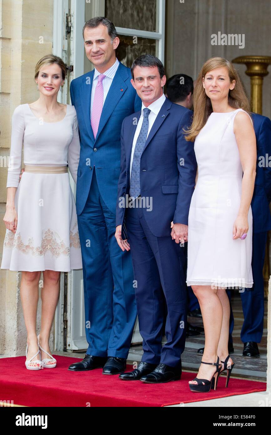 Paris, France. 22nd July, 2014. French Prime Minister Manuel Valls (2nd R) and his wife Anne Gravoin (R) welcome King Felipe of Spain and his wife Queen Letizia who arrive for a meeting at the Hotel de Matignon in Paris, France, 22 July 2014. The Spanish Royal couple are on an offical one-day visit to France. Photo: Patrick van Katwijk/dpa NETHERLANDS AND FRANCE OUT - NO WIRE SERVICE -/dpa/Alamy Live News Stock Photo