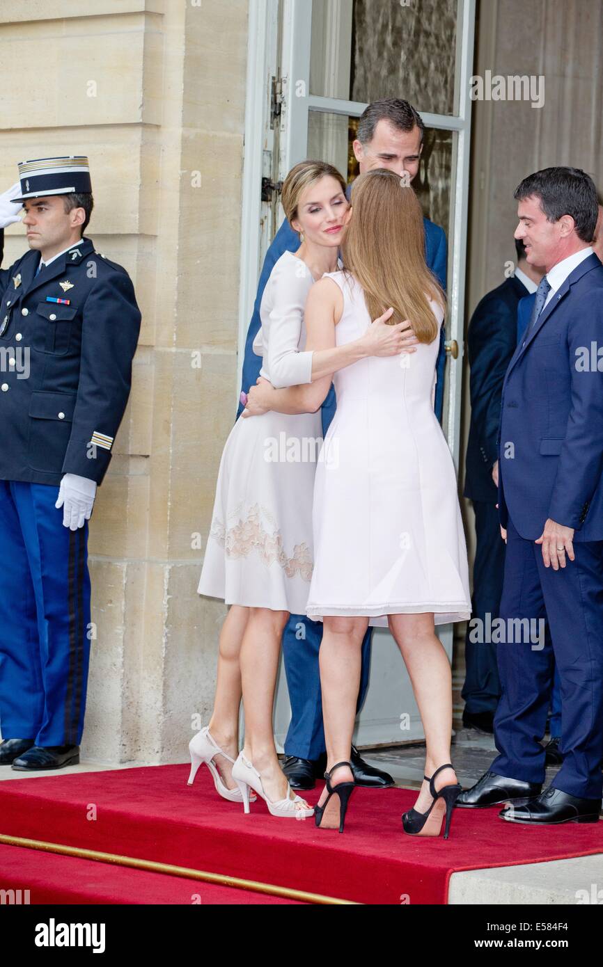 Paris, France. 22nd July, 2014. French Prime Minister Manuel Valls (R) and his wife Anne Gravoin (2nd R) welcome King Felipe of Spain and his wife Queen Letizia who arrive for a meeting at the Hotel de Matignon in Paris, France, 22 July 2014. The Spanish Royal couple are on an offical one-day visit to France. Photo: Patrick van Katwijk/dpa NETHERLANDS AND FRANCE OUT - NO WIRE SERVICE -/dpa/Alamy Live News Stock Photo