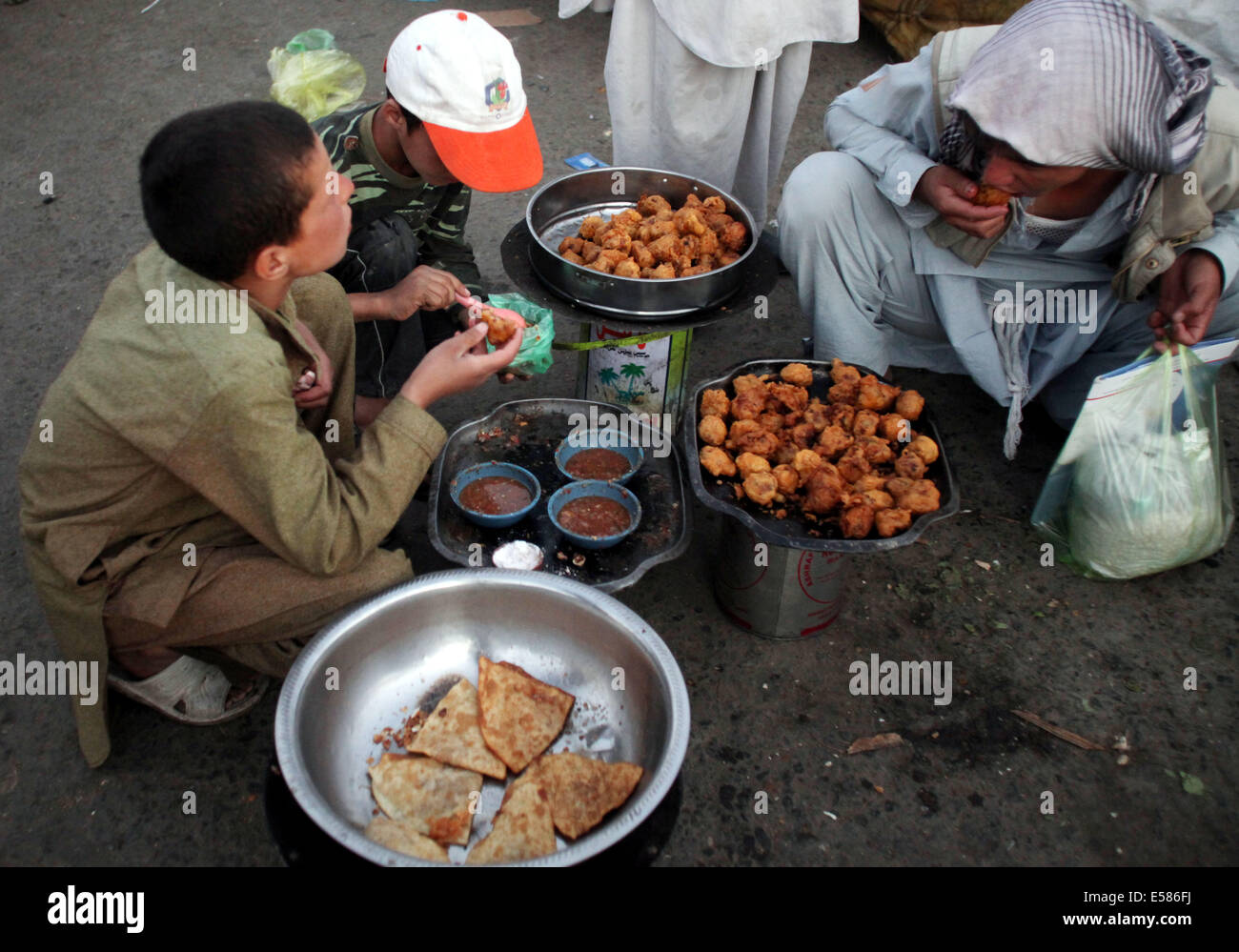 Kabul, Afghanistan. 22nd July, 2014. Afghan men break their fast with