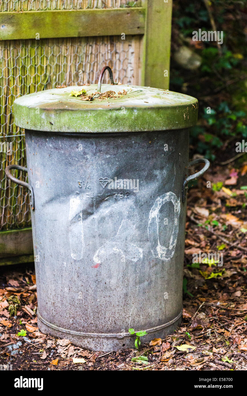 Old fashioned dustbins hires stock photography and images Alamy