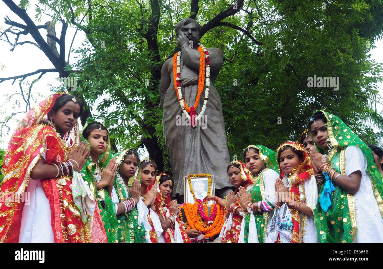 Allahabad India 23rd July 14 School Girls Offer Tribute To The Stock Photo Alamy