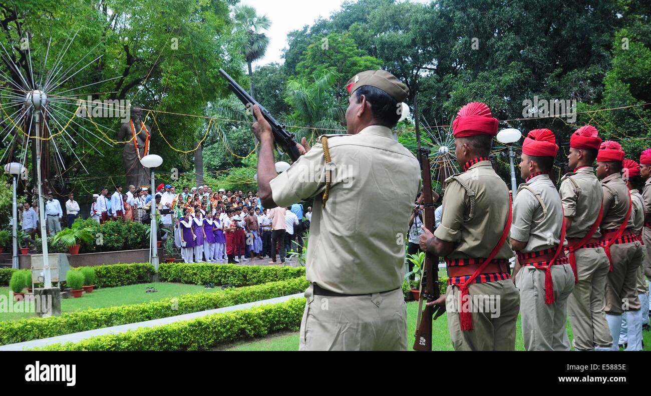Allahabad India 23rd July 14 The Policeman Offer Gun Salute To Stock Photo Alamy