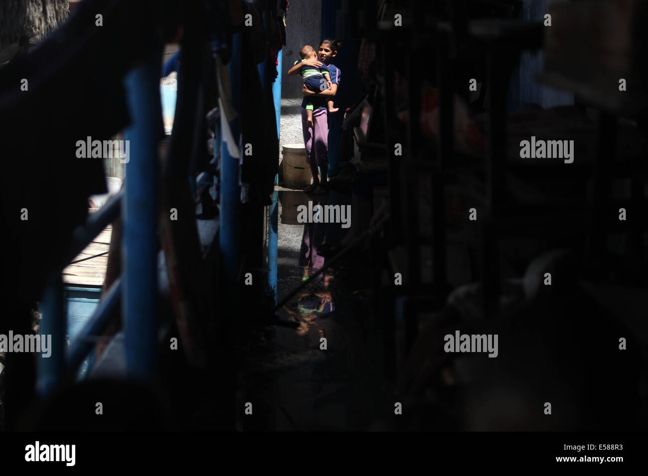 Gaza, Gaza Strip. 23rd July, 2014. Displaced Palestinians from Beit