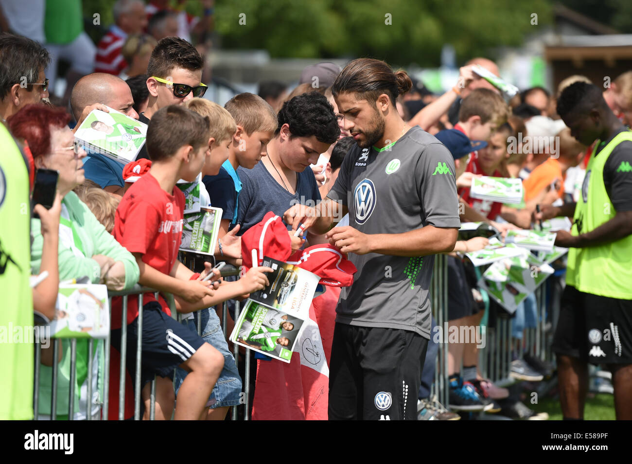 Ricardo Rodriguez (L) and Malanda Junior of Bundesliga soccer club VfL  Wolfsburg sign autographs for fans after a training session at the training  camp in Bad Ragaz, Switzerland, 23 July 2014. Photo:
