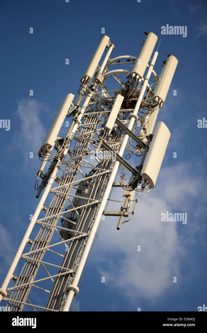 Mobile telephone mast aerial Stock Photo - Alamy