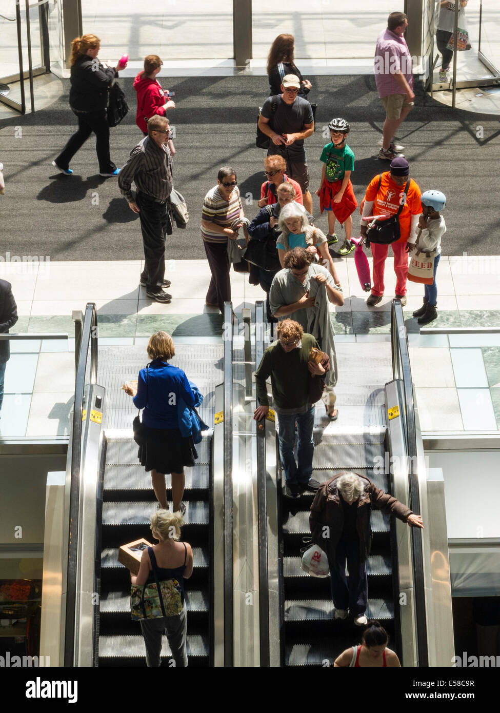 Shopping mall crowds us hi-res stock photography and images - Alamy