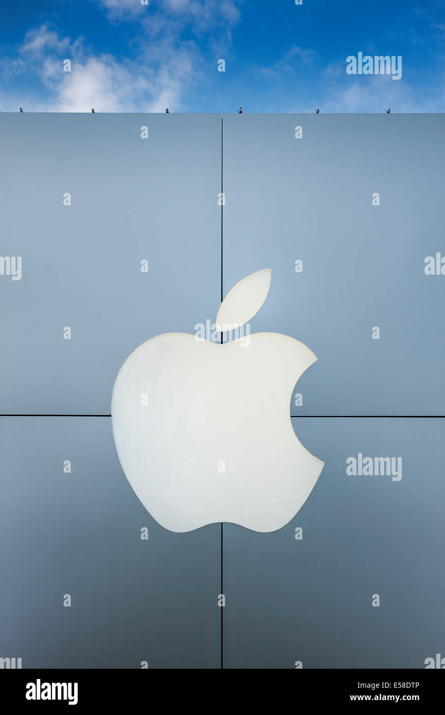 Exterior of an Apple Store with logo, Ardmore, Pennsylvania, USA Stock Photo