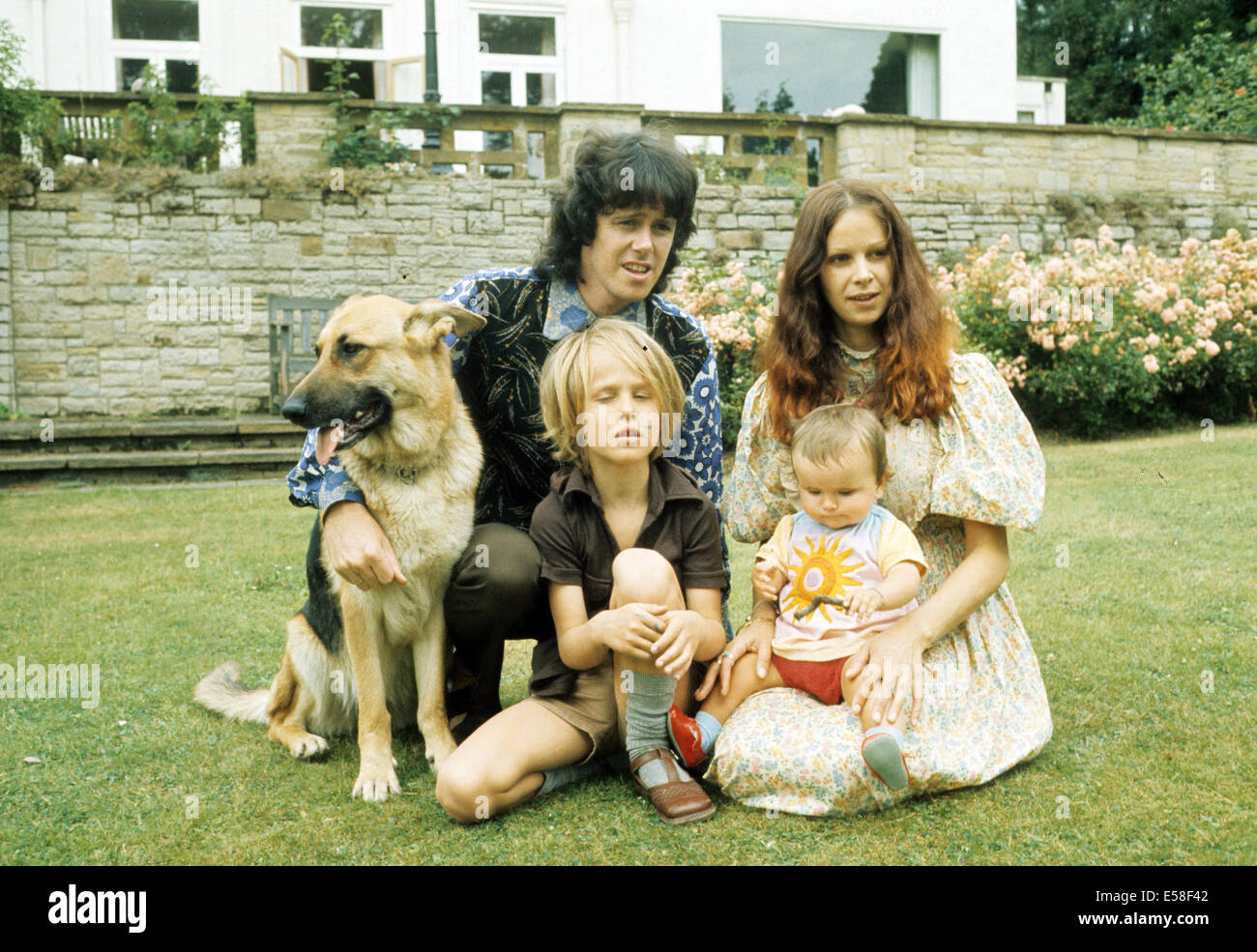 DONOVAN Scottish singer with wife Linda Lawrence and unidentified children about 1972. Photo David White Stock Photo