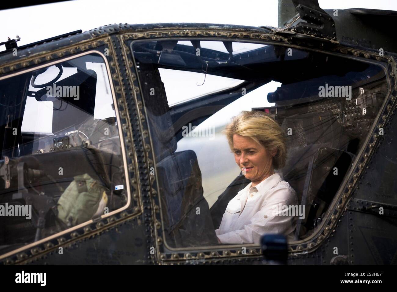 Mazar-i-Sharif, Afghanistan. 23rd July, 2014. German Defence Minister Ursula von der Leyen sits in an AH-64D Apache helicopter during a demonstration of the air force equipment of various ISAF forces at Camp Marmal outside Mazar-i-Sharif July 23, 2014.  © Thomas Peter/dpa picture alliance/Alamy Live News Stock Photo