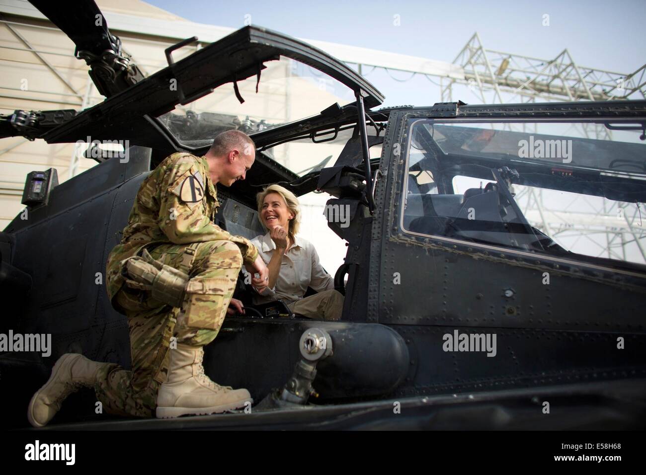 Mazar-i-Sharif, Afghanistan. 23rd July, 2014. A US soldier explains the AH-64D Apache helicopter to German Defence Minister Ursula von der Leyen during a demonstration of the air force equipment of various ISAF forces at Camp Marmal outside Mazar-i-Sharif July 23, 2014.  © Thomas Peter/dpa picture alliance/Alamy Live News Stock Photo