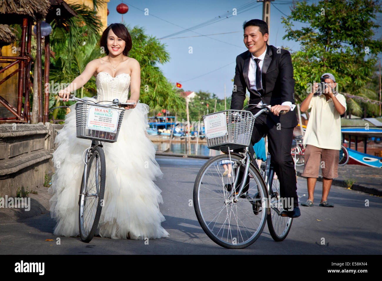 Wedding couple in Hoi An Stock Photo Alamy