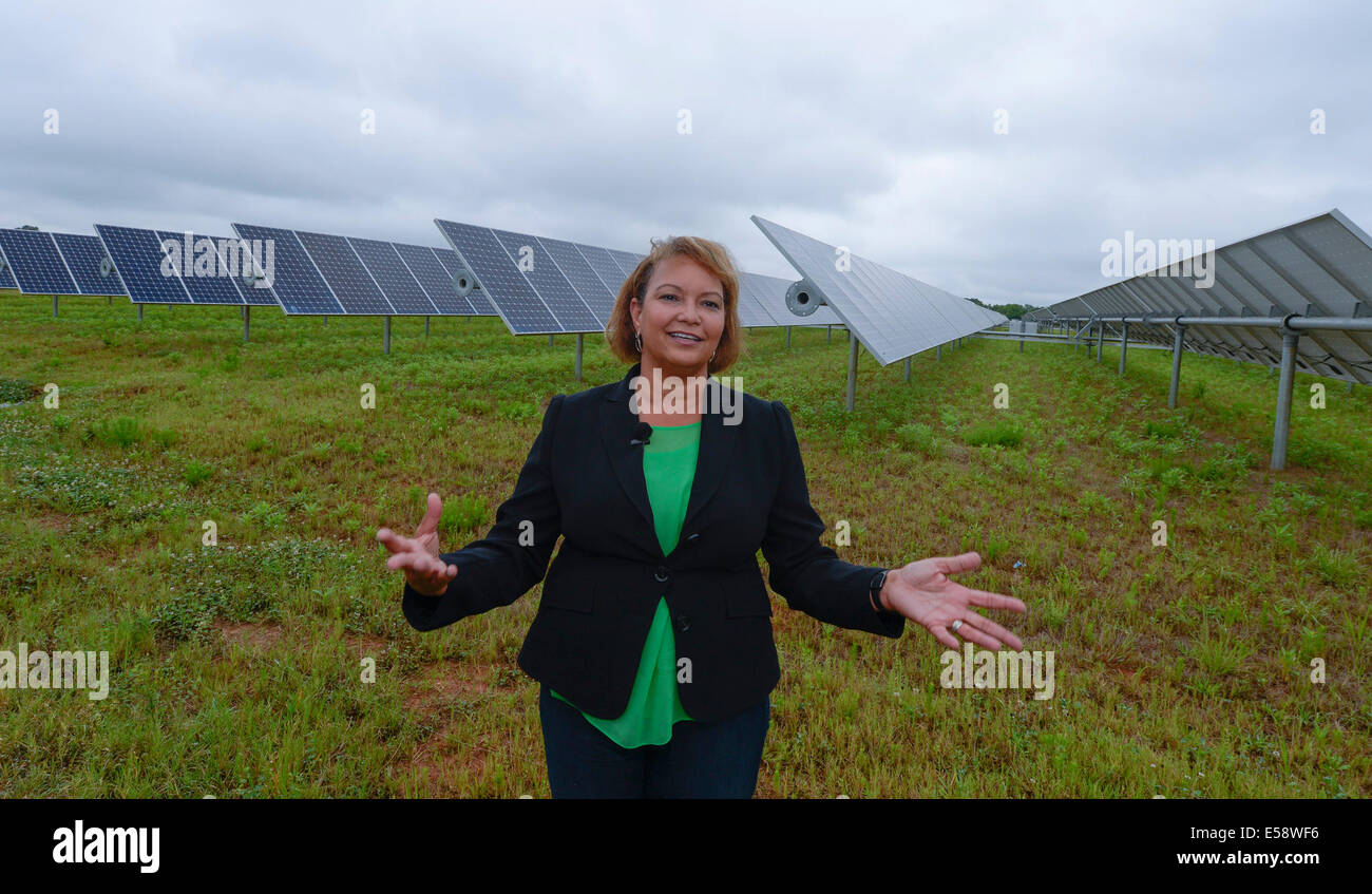 Maiden. 24th July, 2014. Apple's vice President of Environmental Initiatives and former administrator of the U.S. Environmental Protection Agency Lisa P. Jackson introduces the solar panels at Apple Data Center in Maiden, North Carolina, the United States, on July 22, 2014. Running entirely on renewable energy, the Apple Data Center in Maiden, North Carolina, reduces energy consumption and greenhouse emission. © Xinhua/Alamy Live News Stock Photo