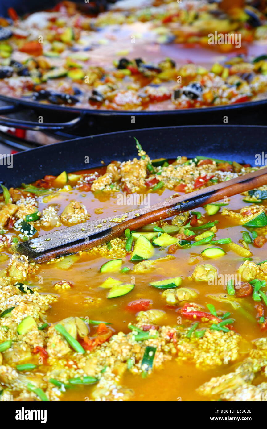 https://c8.alamy.com/comp/E5903E/seafood-paella-and-lots-of-vegetables-being-cooked-at-a-street-market-E5903E.jpg
