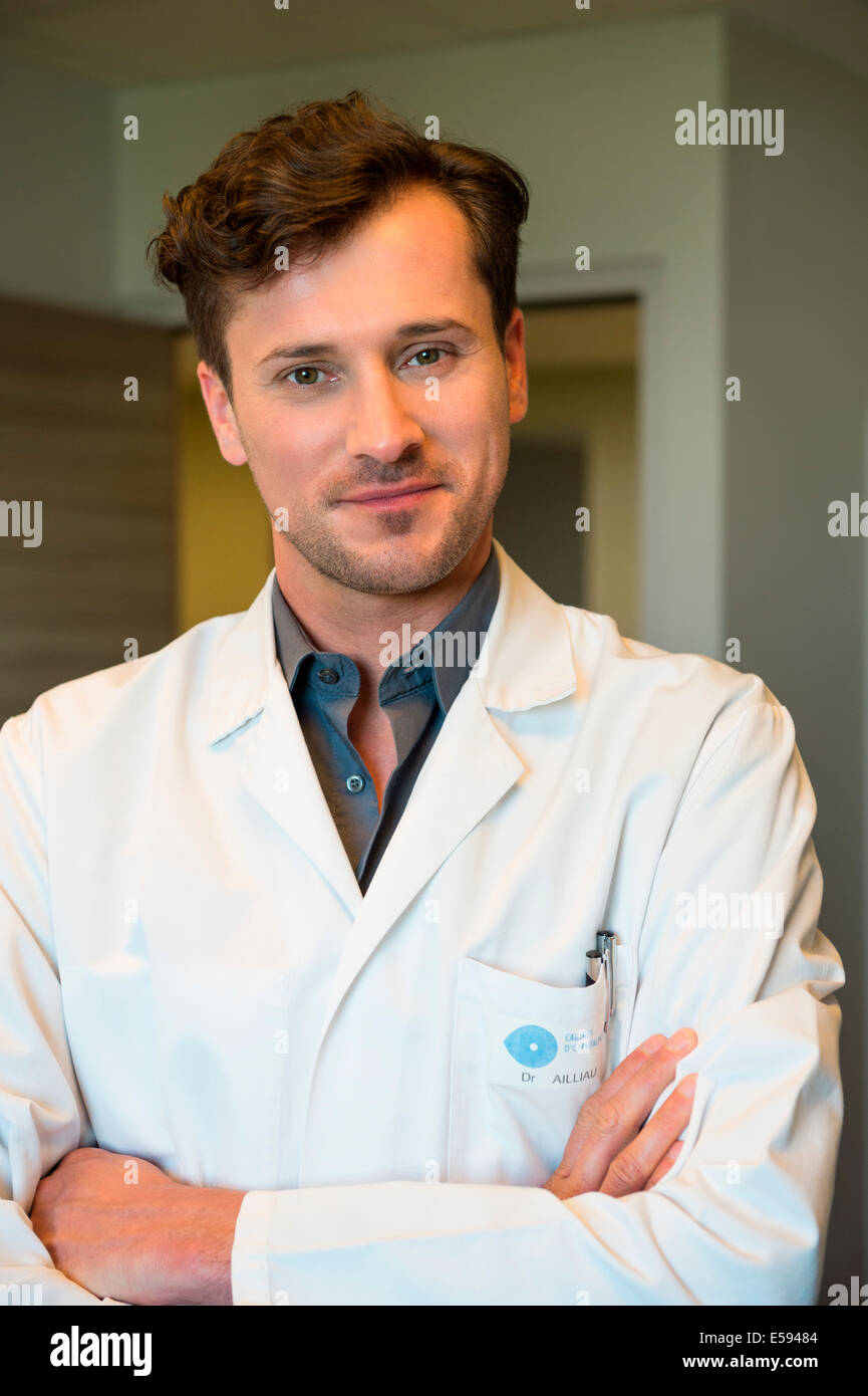 Portrait of male doctor smiling Stock Photo - Alamy