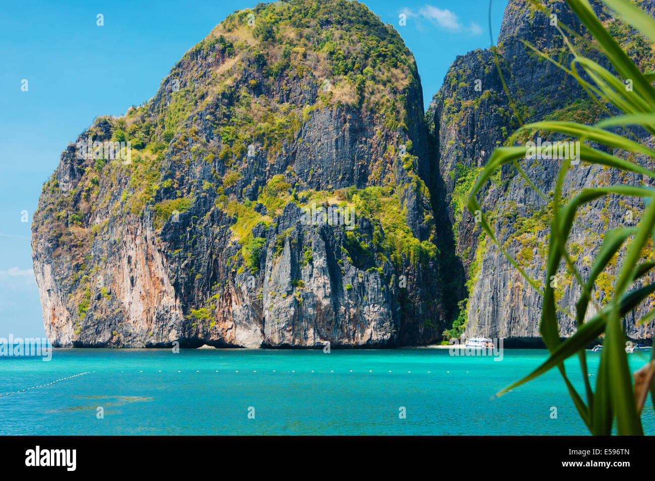 Phi phi le island maya bay hires stock photography and images Alamy