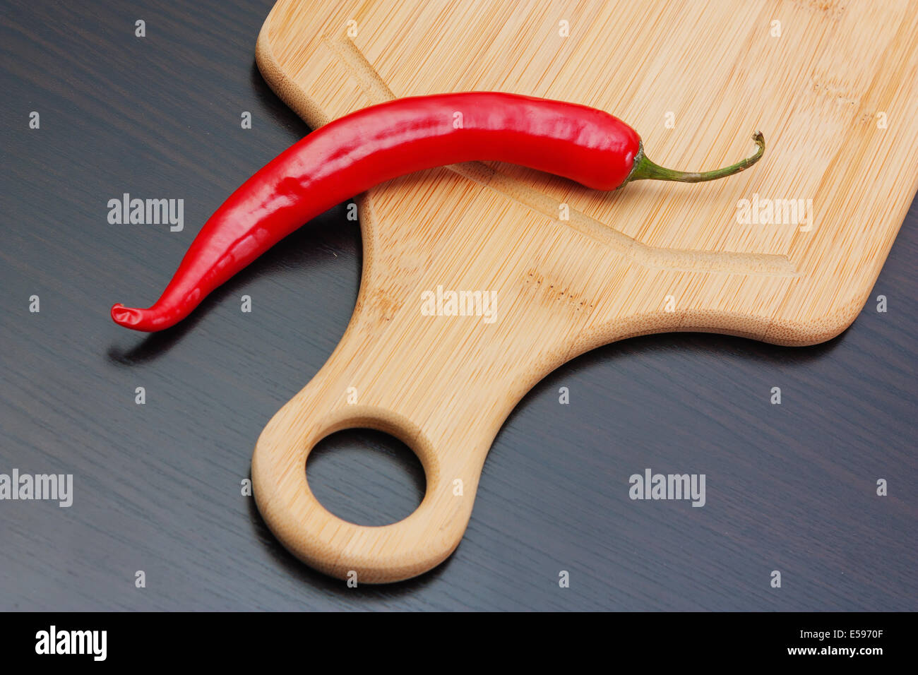 Red peppers on cutting board hi-res stock photography and images - Alamy