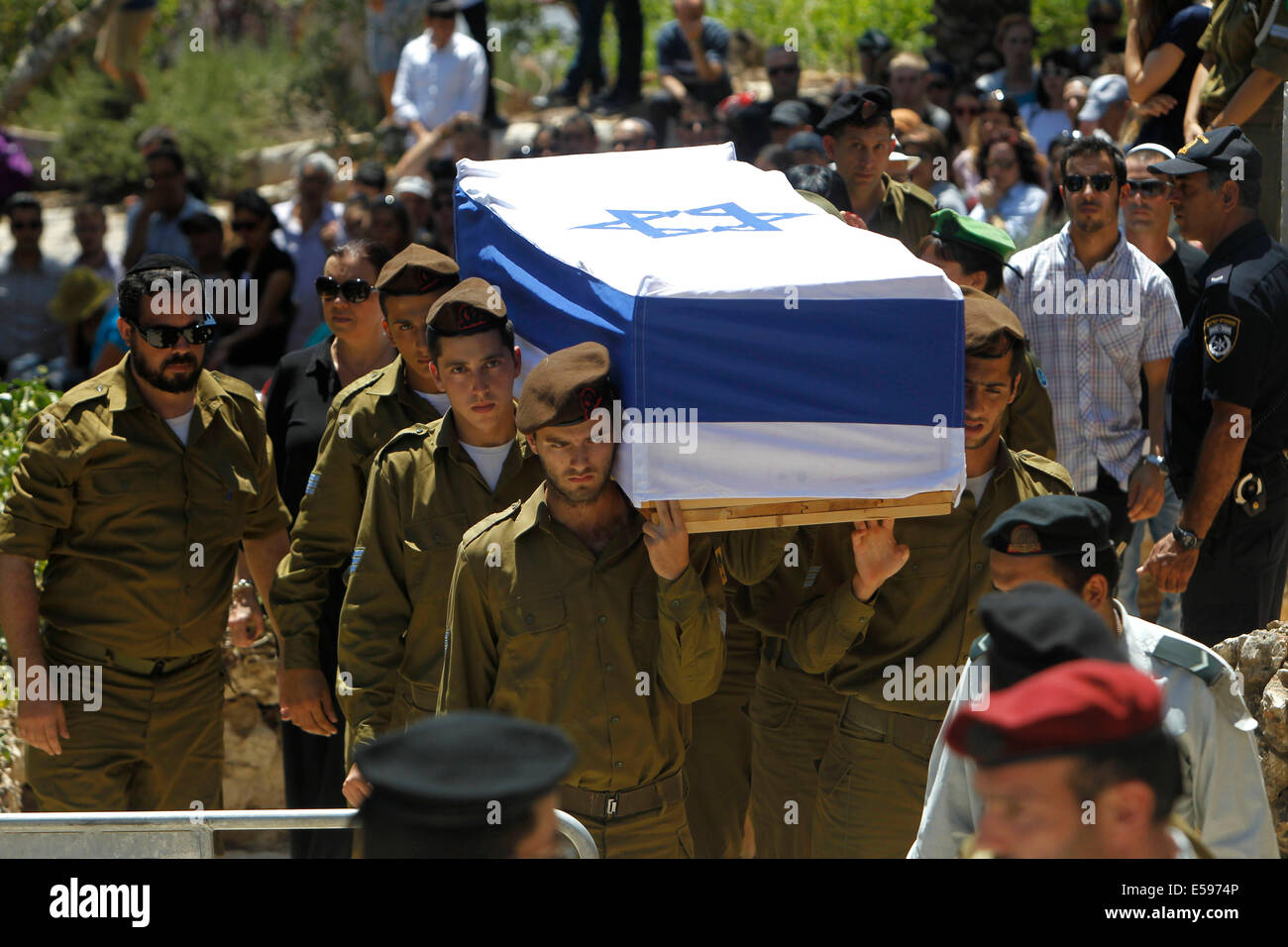 Gaza border. 23rd July, 2014. Israeli soldiers carry the coffin of Max Steinberg, a Golani brigade sharpshooter enlisted in the Israeli army in December 2012, during the funeral on Mt Herzl, in Jerusalem, on July 23, 2014. Steinberg, originally from Los Angeles, the U.S., was killed in action overnight on Sunday when the Golani Brigade operated extensively in the Gaza Strip. Credit:  Xinhua/Alamy Live News Stock Photo