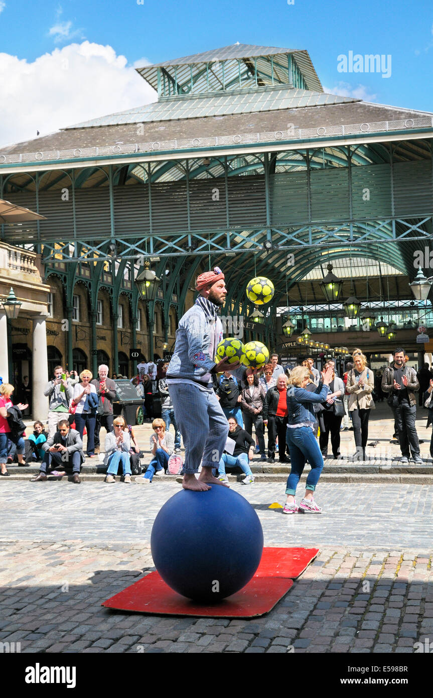 Street performer entertaining people in Covent Garden Piazza, London, England, UK Stock Photo