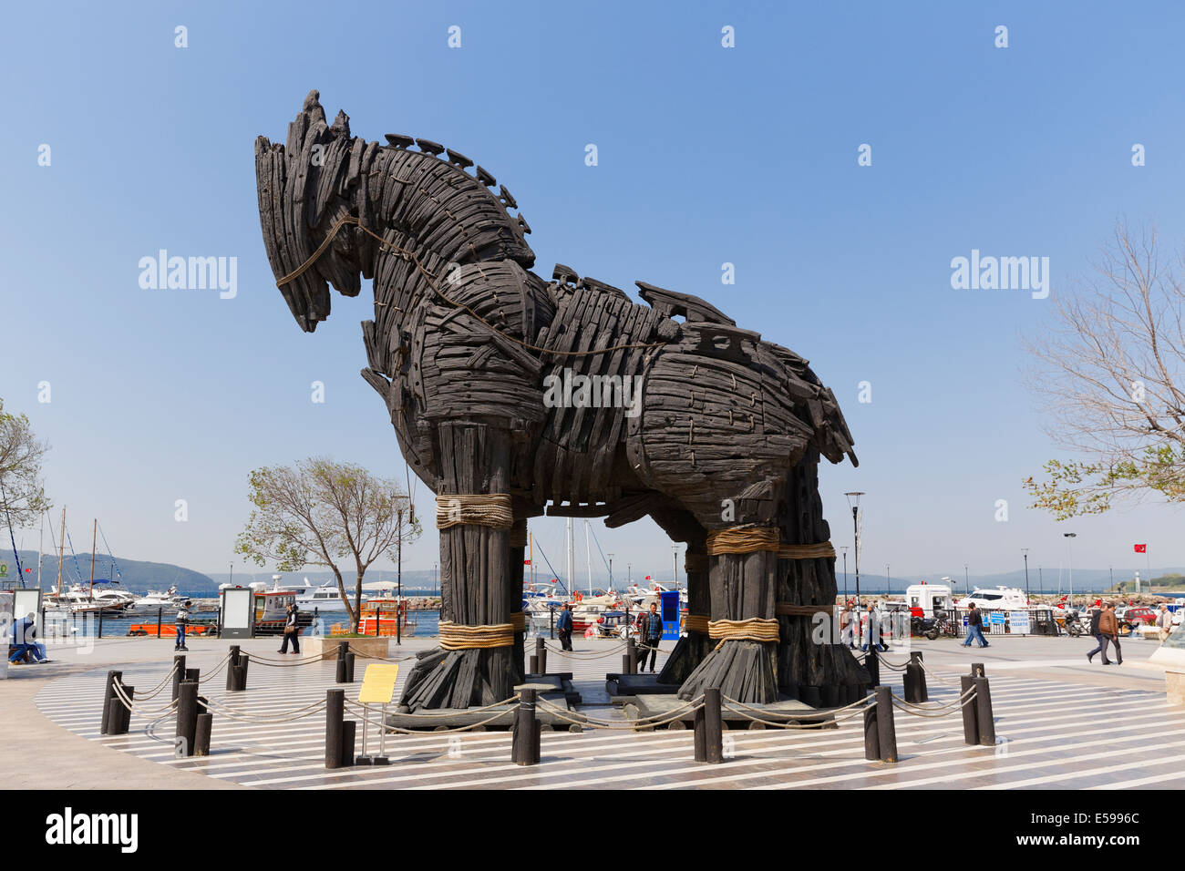 how big was the trojan horse