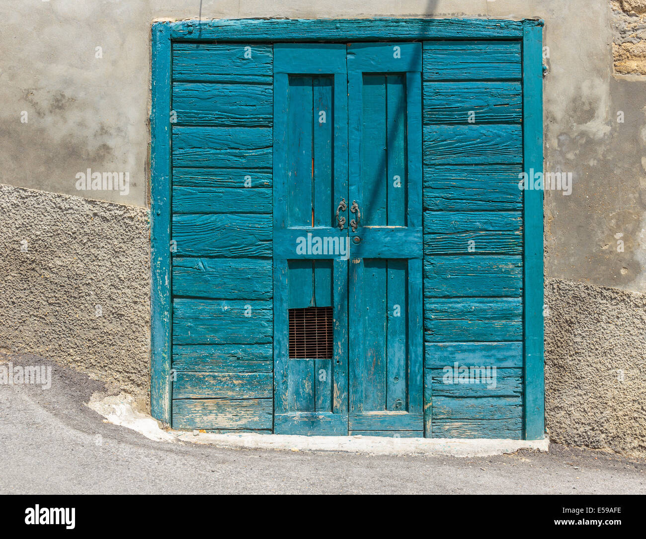 Old wooden door in a stone house Italian Stock Photo - Alamy