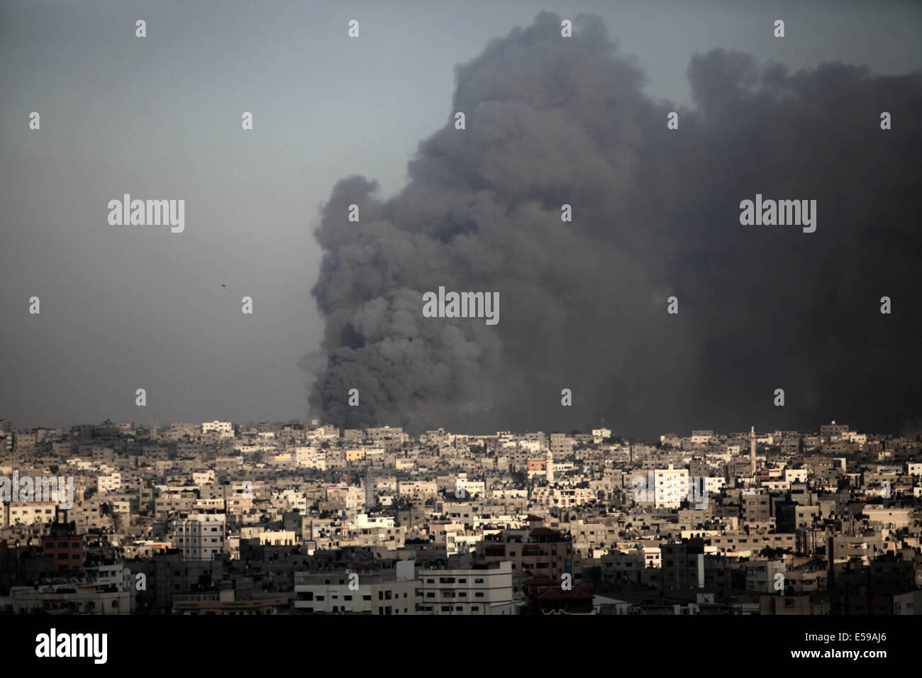 Gaza, gaza strip, Palestinian Territories. 24th July, 2014. Smoke rises