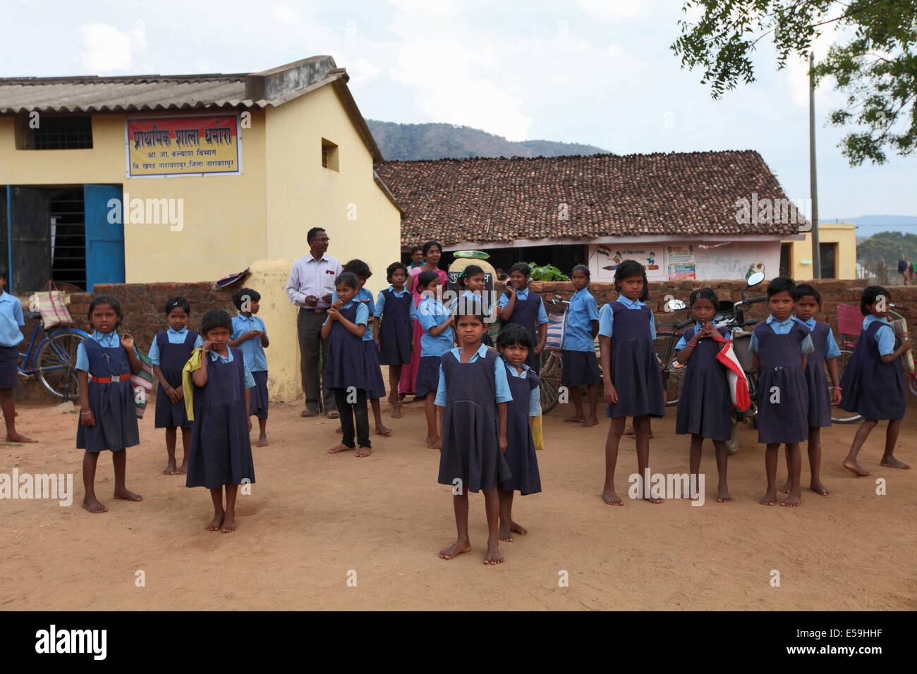 School children in front of the school, Dhanura, Narayanpur District, Chaatisgadh, India Stock Photo