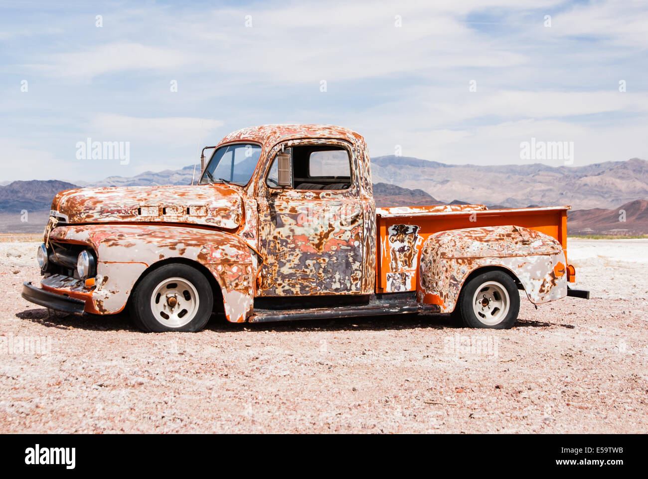 Abandoned vintage truck suffers in the hot desert Stock Photo - Alamy