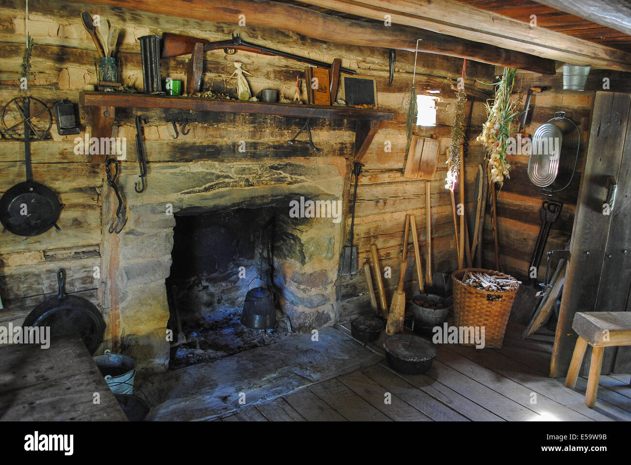 Appalachian cabin fireplace and hearth Stock Photo - Alamy