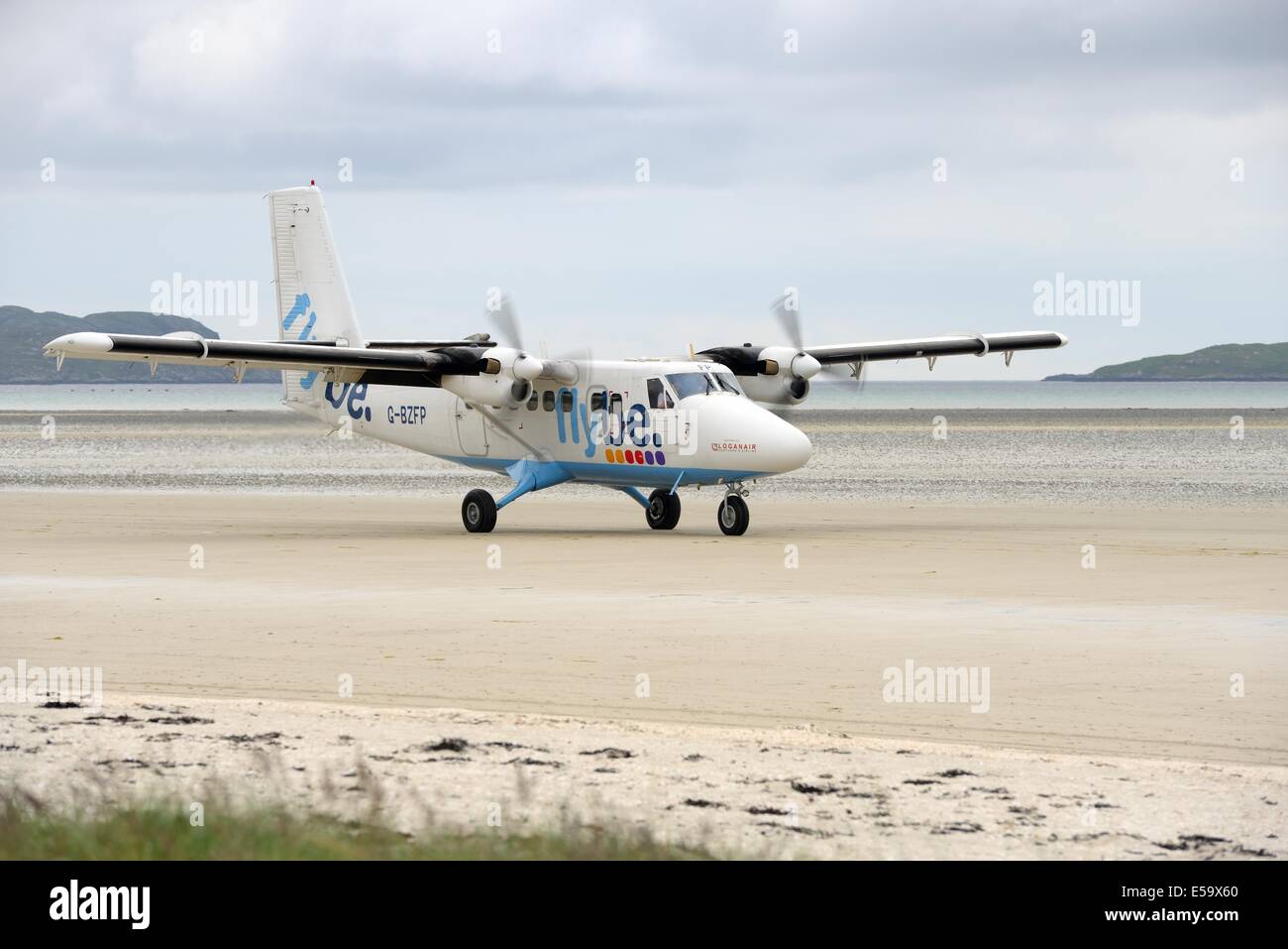 The scheduled flight from Glasgow lands at Barra beach airstrip in the Outer Hebrides, Scotland Stock Photo