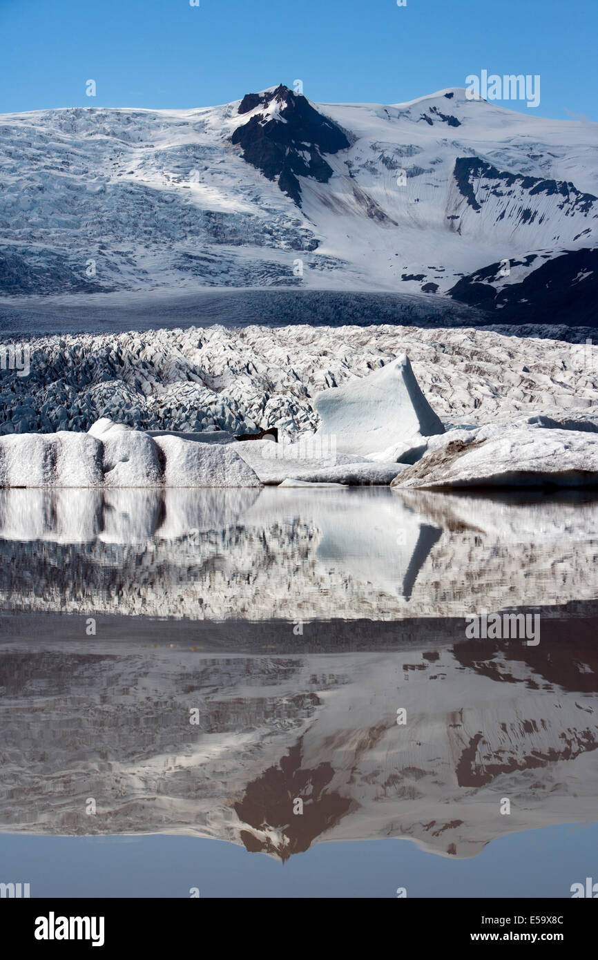 Fjallsarlon Glacier Lake - Fjallsjokull Glacier in Vatnajokull National Park - Southern Iceland Stock Photo