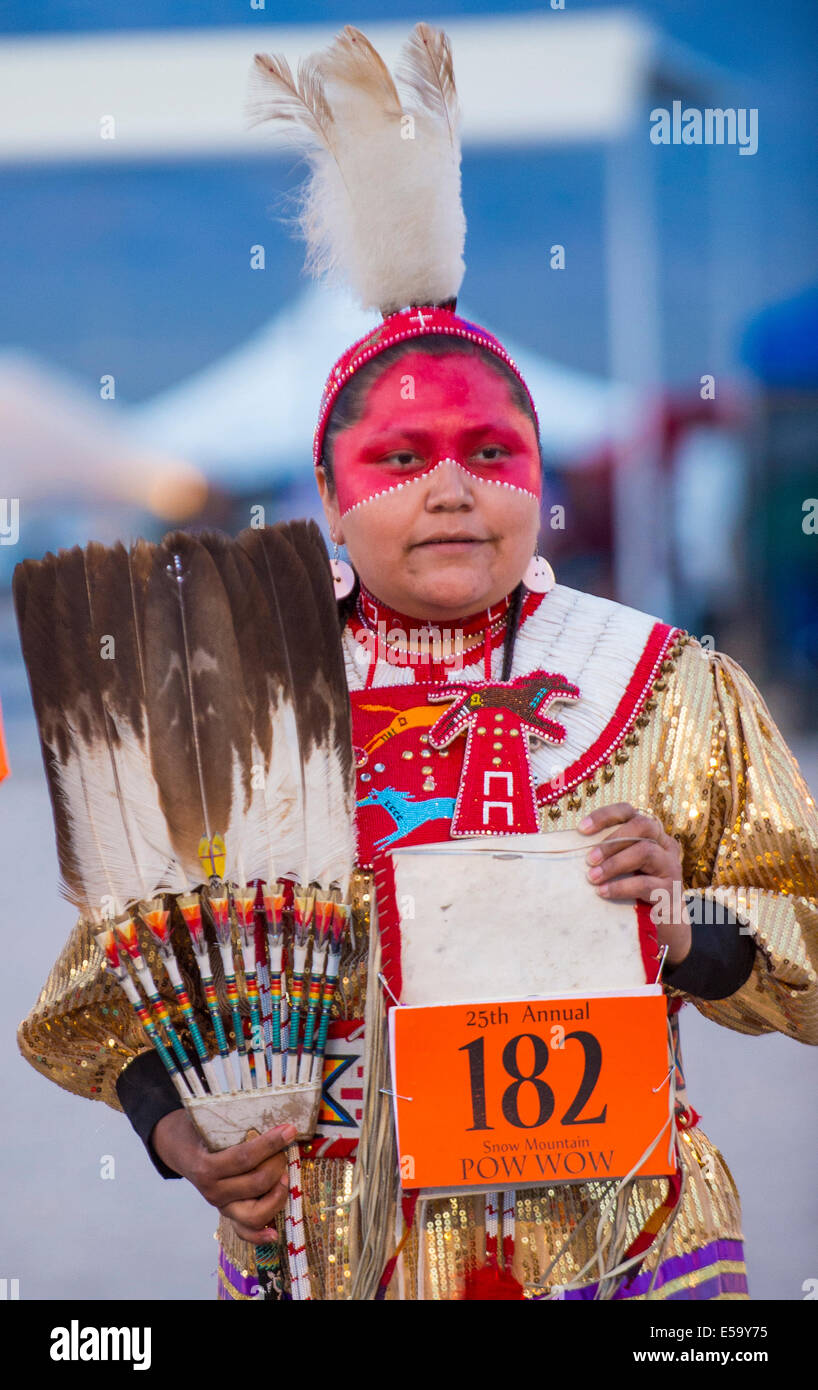 Woman native american dance hi-res stock photography and images - Alamy