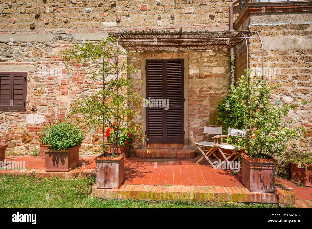 Old brick house in Tuscany Stock Photo - Alamy