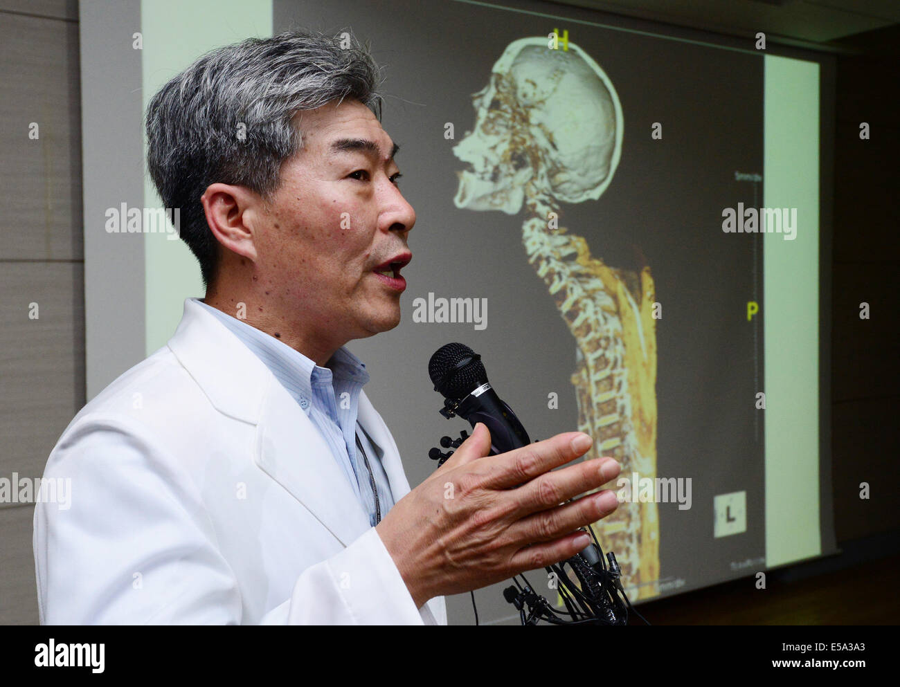 Seoul, South Korea. 25th July, 2014. Lee Han-young, head of Forensic Medicine Department of South Korea's National Forensic Service, speaks during a press conference at the National Forensic Service in Seoul, South Korea, July 25, 2014. The cause of death of South Korea's sunken ferry owner failed to be determined as the body was badly decomposed, the state forensic agency said Friday. Credit:  Park Jin-hee/Xinhua/Alamy Live News Stock Photo
