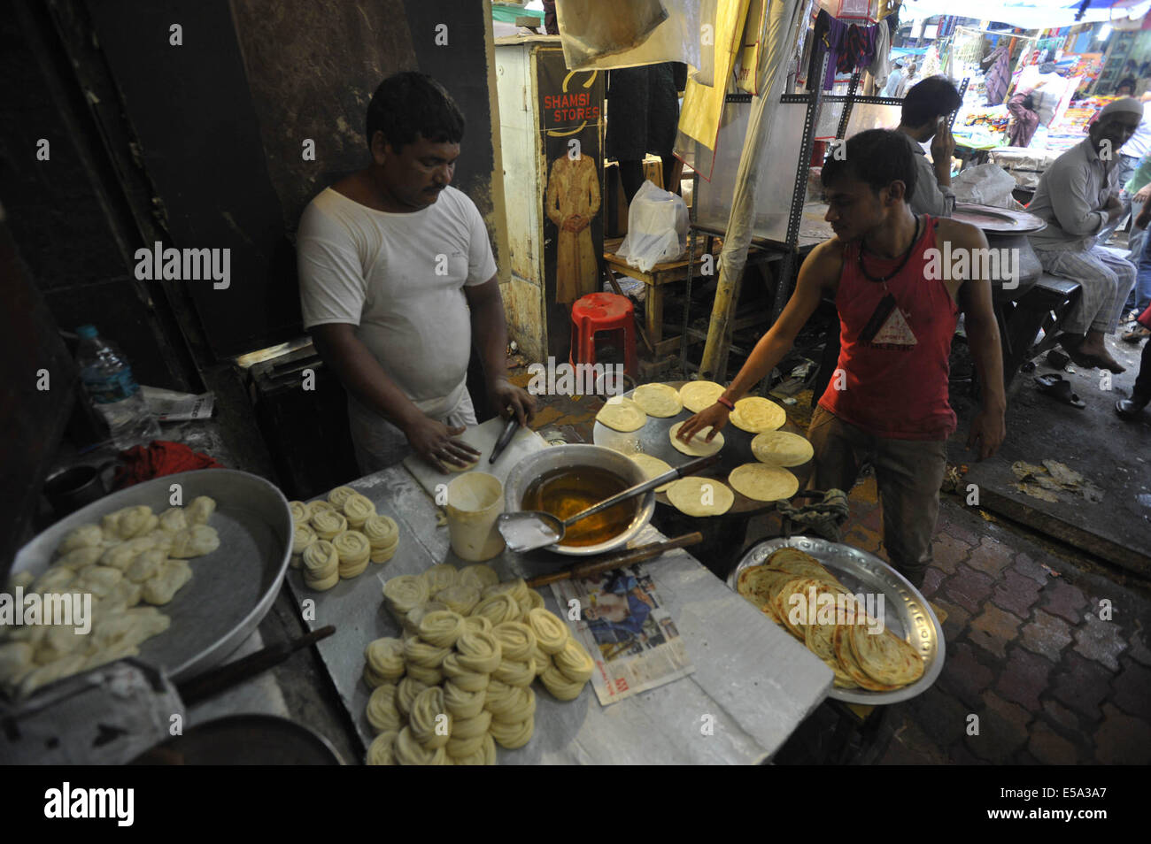 Calcutta, Indian state West Bengal. 24th July, 2014. People make roti ...