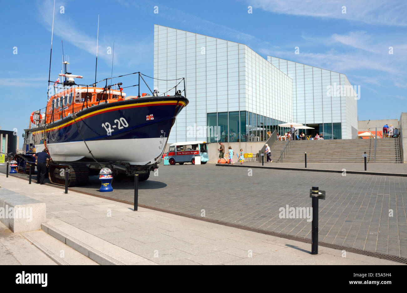 Margate, Kent, England, UK. Turner Contemporary art gallery (2011) and the Margate Lifeboat Stock Photo