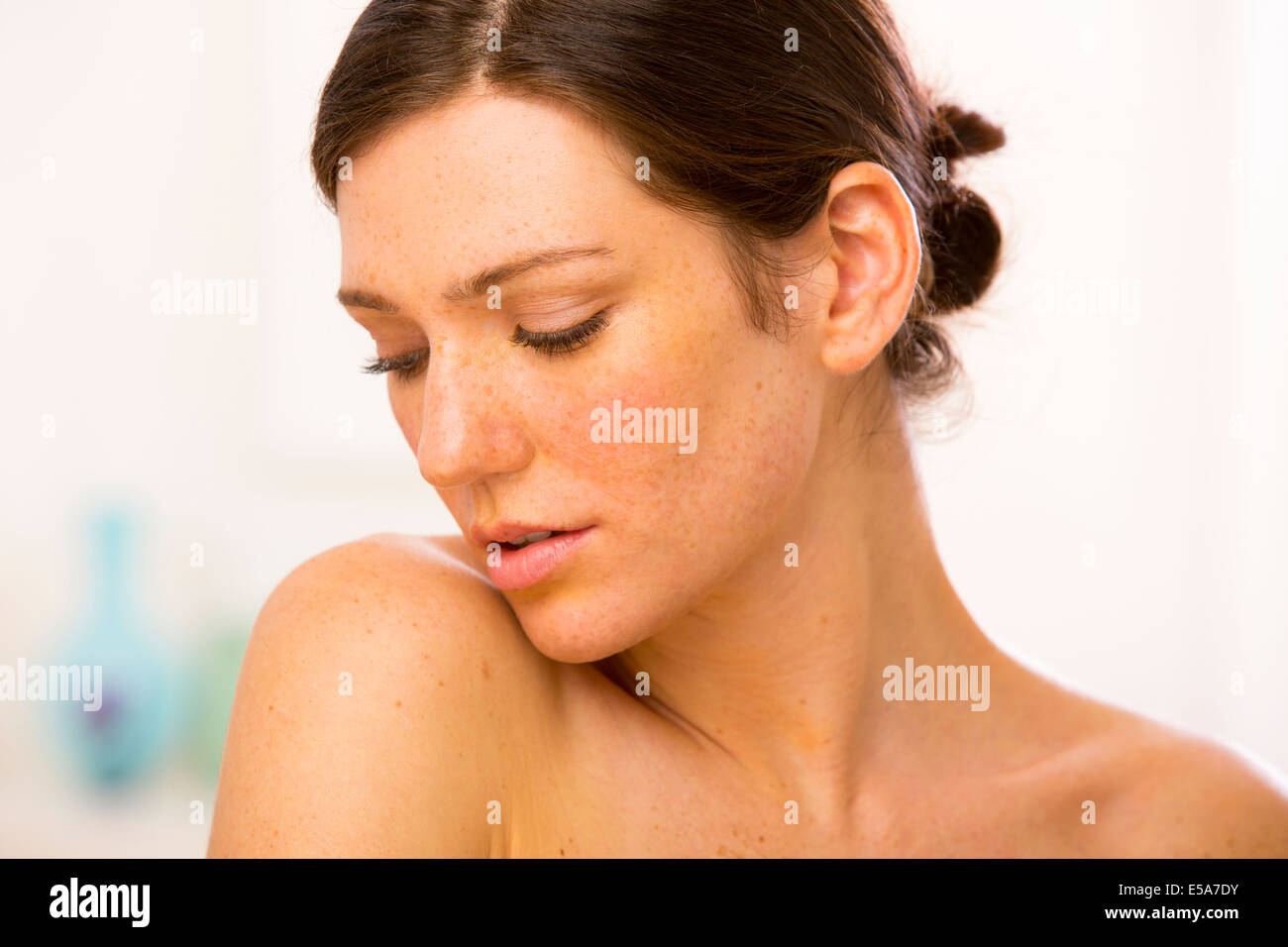 Head shot looking over shoulder hi-res stock photography and images - Alamy