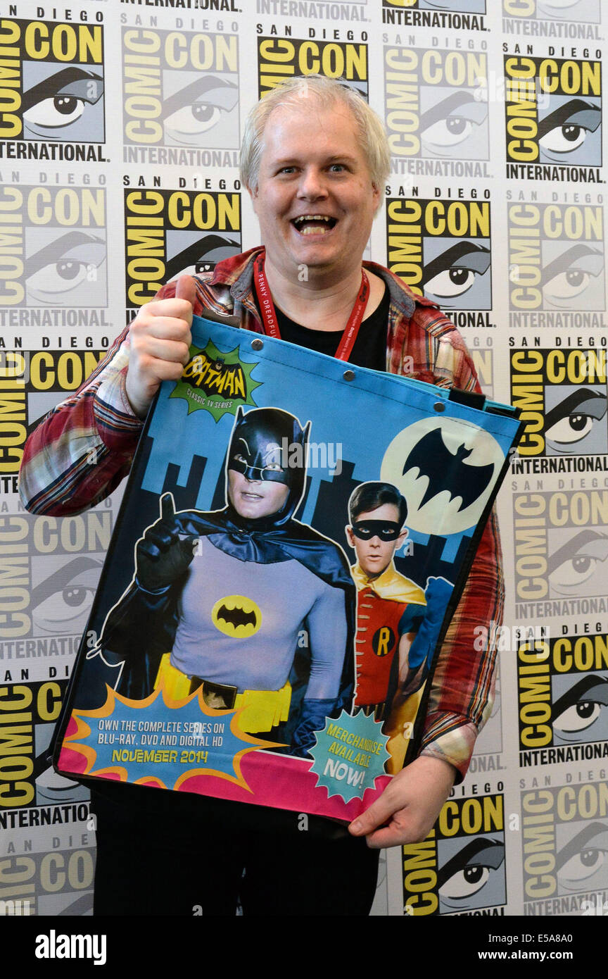 Alexander Feldmann mit offizieller Con-Tasche San Diego Comic-Con International. San Diego, 23.07.2014 Stock Photo