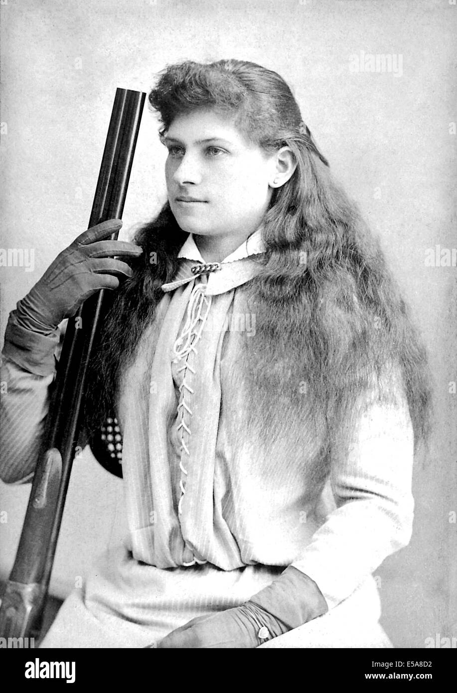 ANNIE OAKLEY (1860-1926) American sharpshooter and star of Buffalo Bill Cody's Wild West Show, here about 1880 Stock Photo
