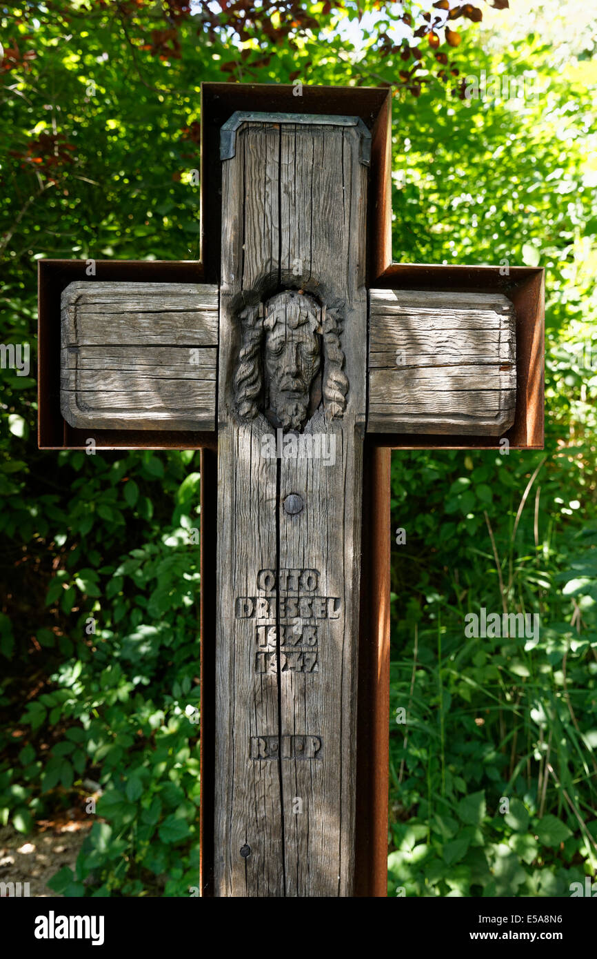 Grave cross of Otto Dressel in the literary park on Lake Wolfgangsee, Ried bei Sankt Gilgen, Salzkammergut, Salzburg State Stock Photo