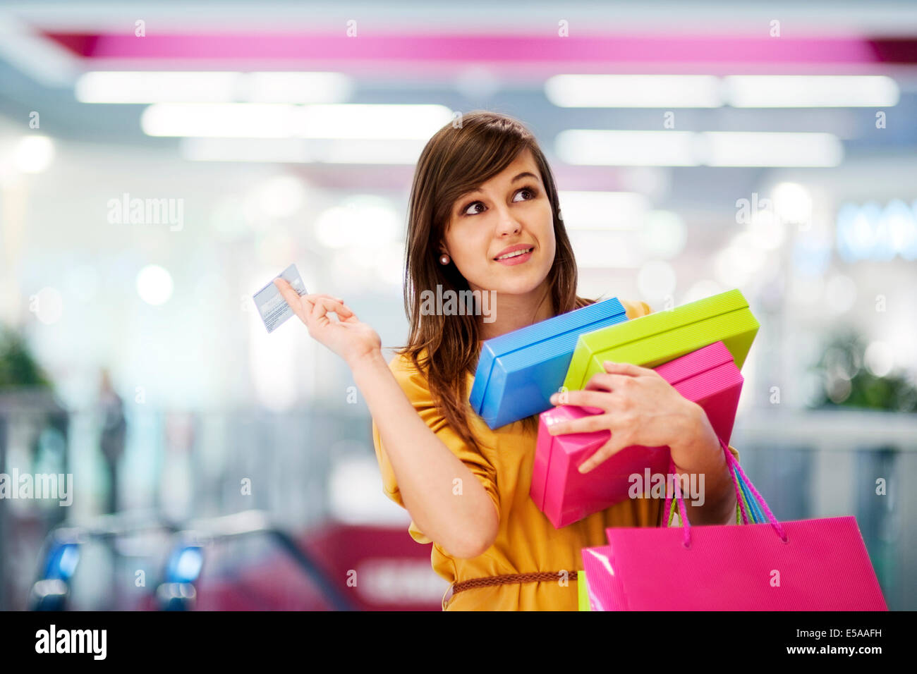 Think sale. Люди с покупками. Девушка с покупками. Девушка с кредиткой. Женщина с кредитной картой.
