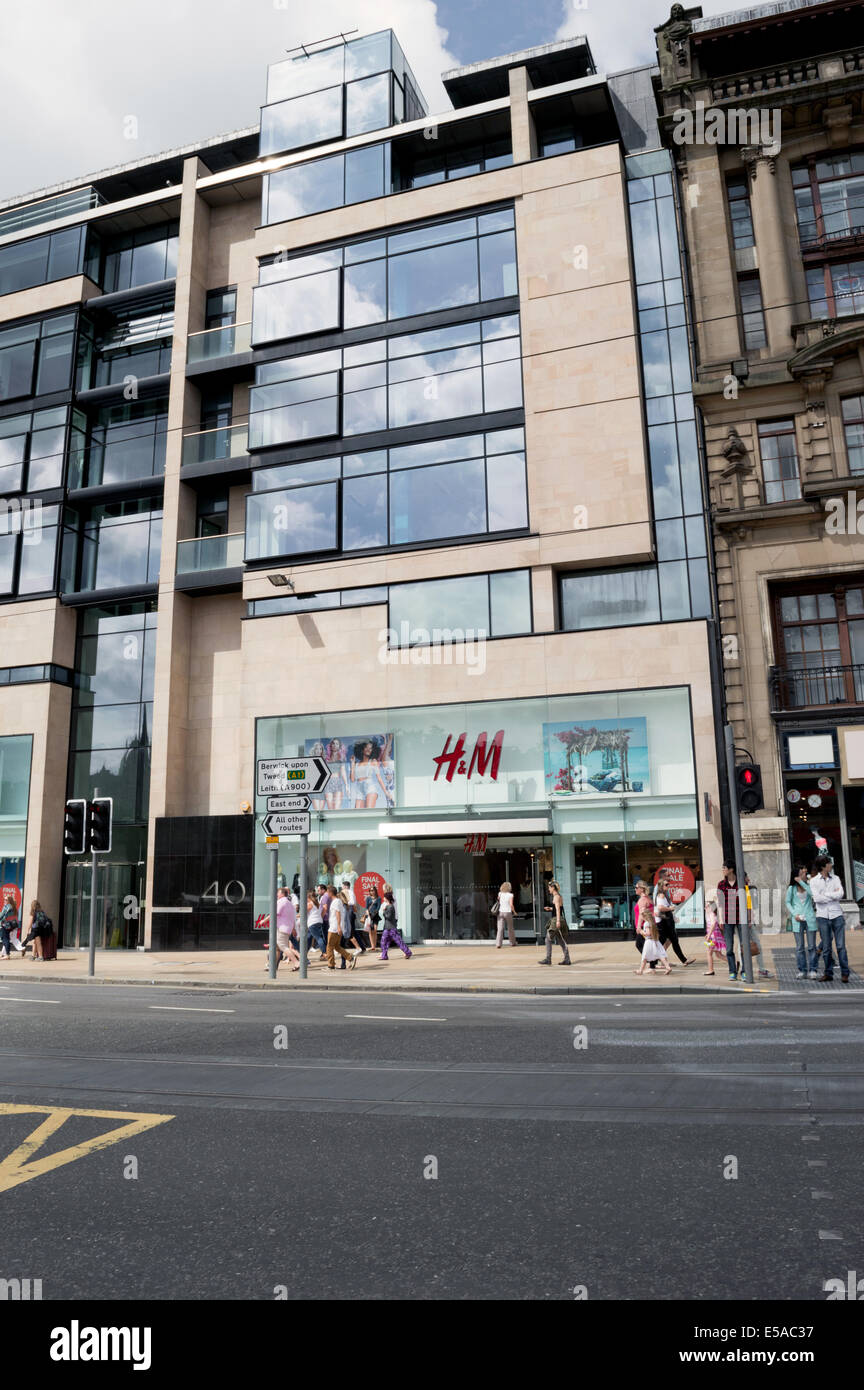 Shoppers outside h&m hi-res stock photography and images - Alamy