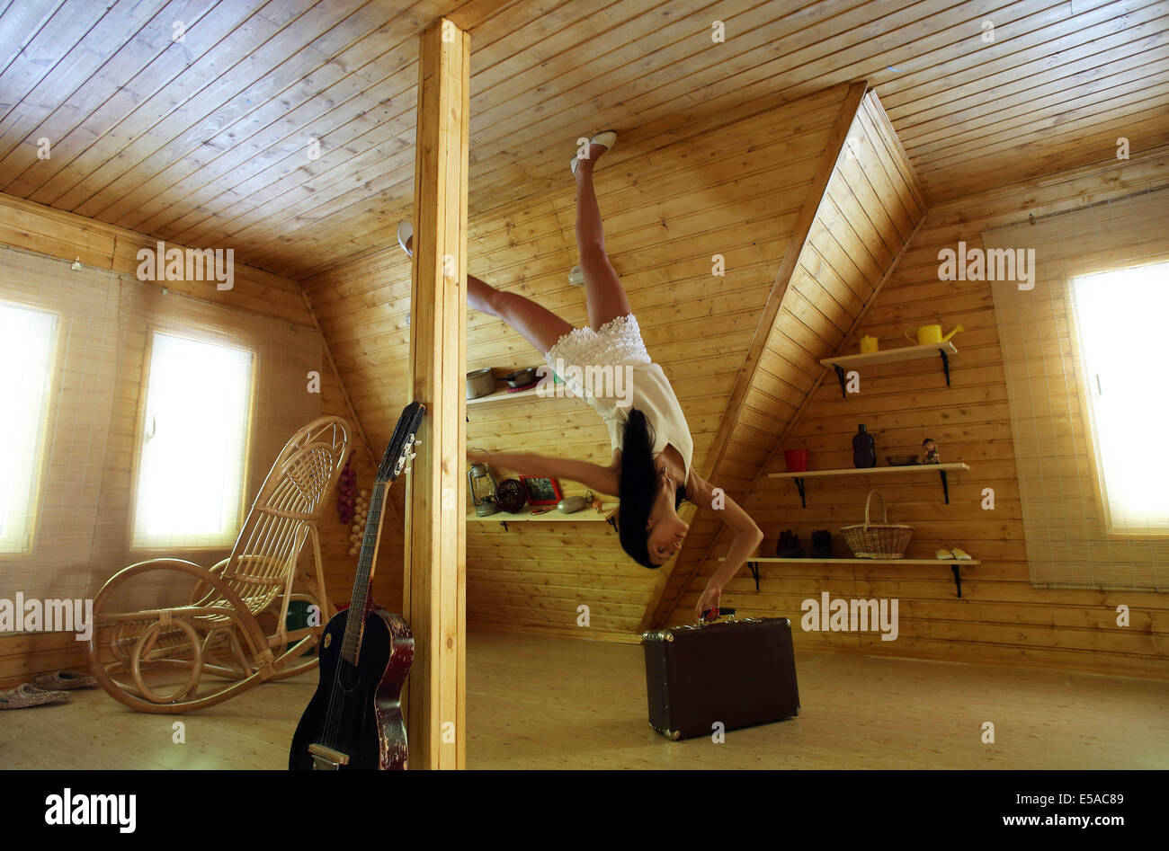 Пластиковая тарелка вверх дном. Перевернутая комната. Дом вверх дном вднх. Оптическая иллюзия тарелки перевернуты вверх дном. 31 фигура переворачивает доску вверх дном 53.