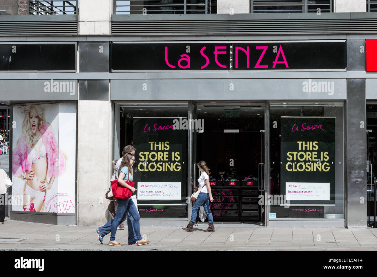 Closing down notice in La Senza shop window on Princes Street, Edinburgh Stock Photo Alamy