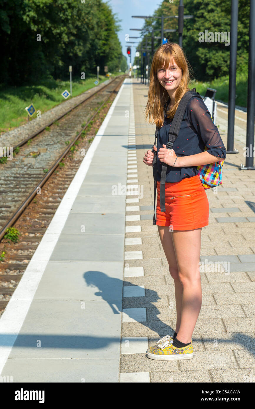 Фотосессия на остановке. Остановка женщина. Женщина стоит на остановке. Люди ждут на остановке. Красивая девушка на остановке.