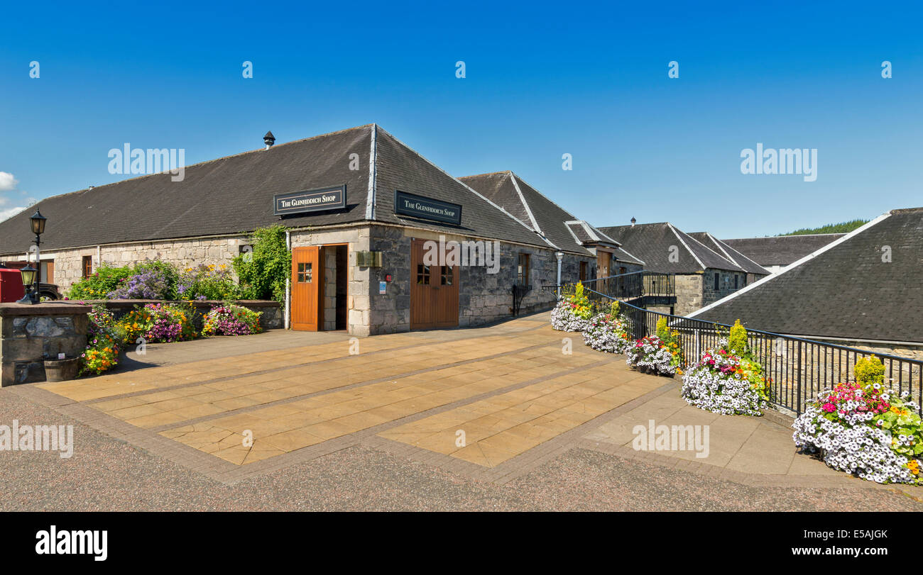 GLENFIDDICH WHISKY DISTILLERY DUFFTOWN SCOTLAND A SHOP AND FLOWER ...