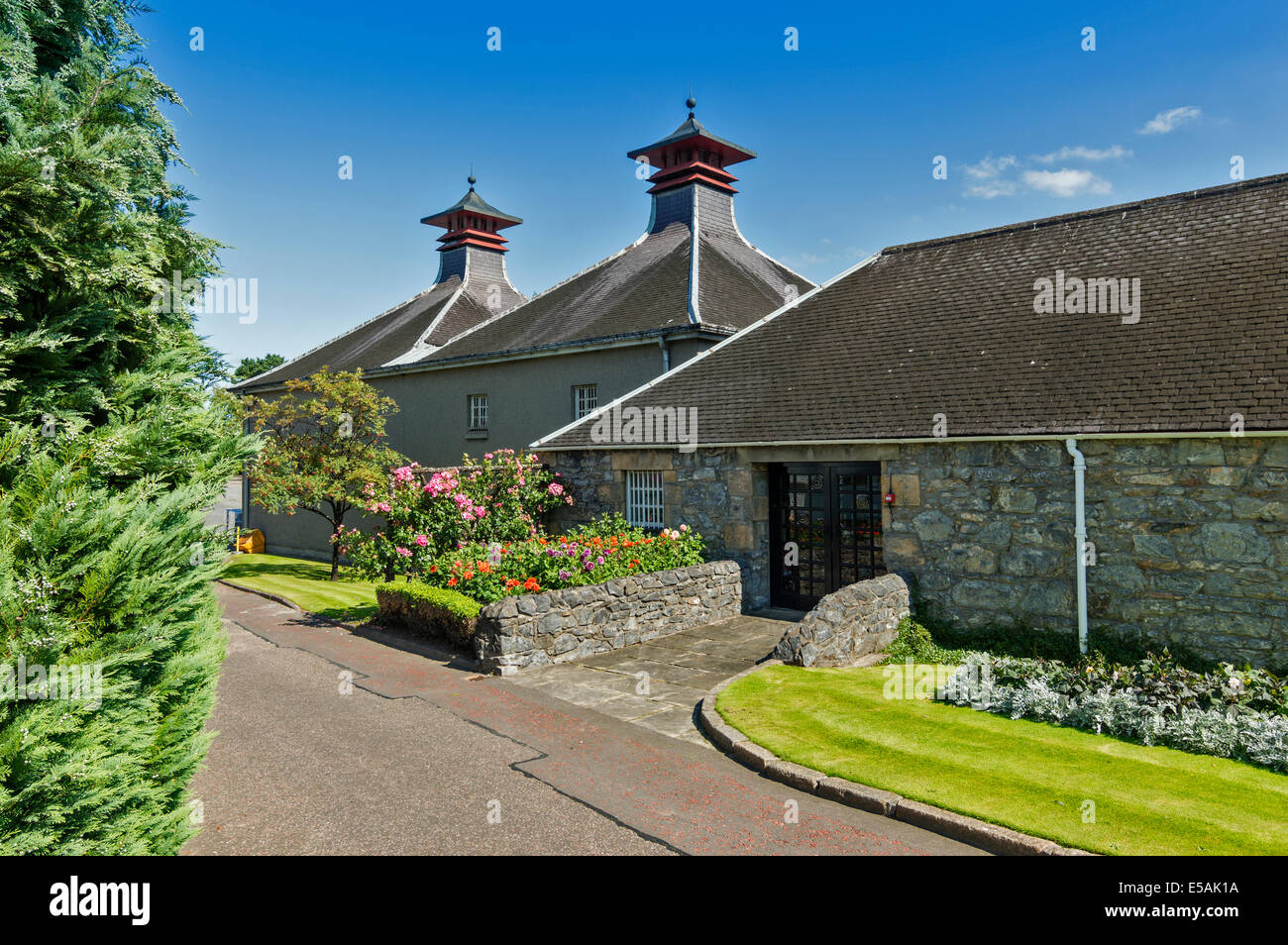 GLENFIDDICH WHISKY DISTILLERY DUFFTOWN SCOTLAND TYPICAL WAREHOUSE AND FLOWERS Stock Photo