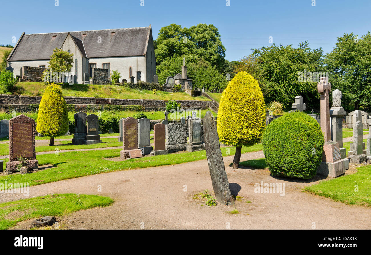MORTLACH CHURCH DUFFTOWN SCOTLAND AND LEANING PICTISH BATTLESTONE IN THE CEMETERY Stock Photo