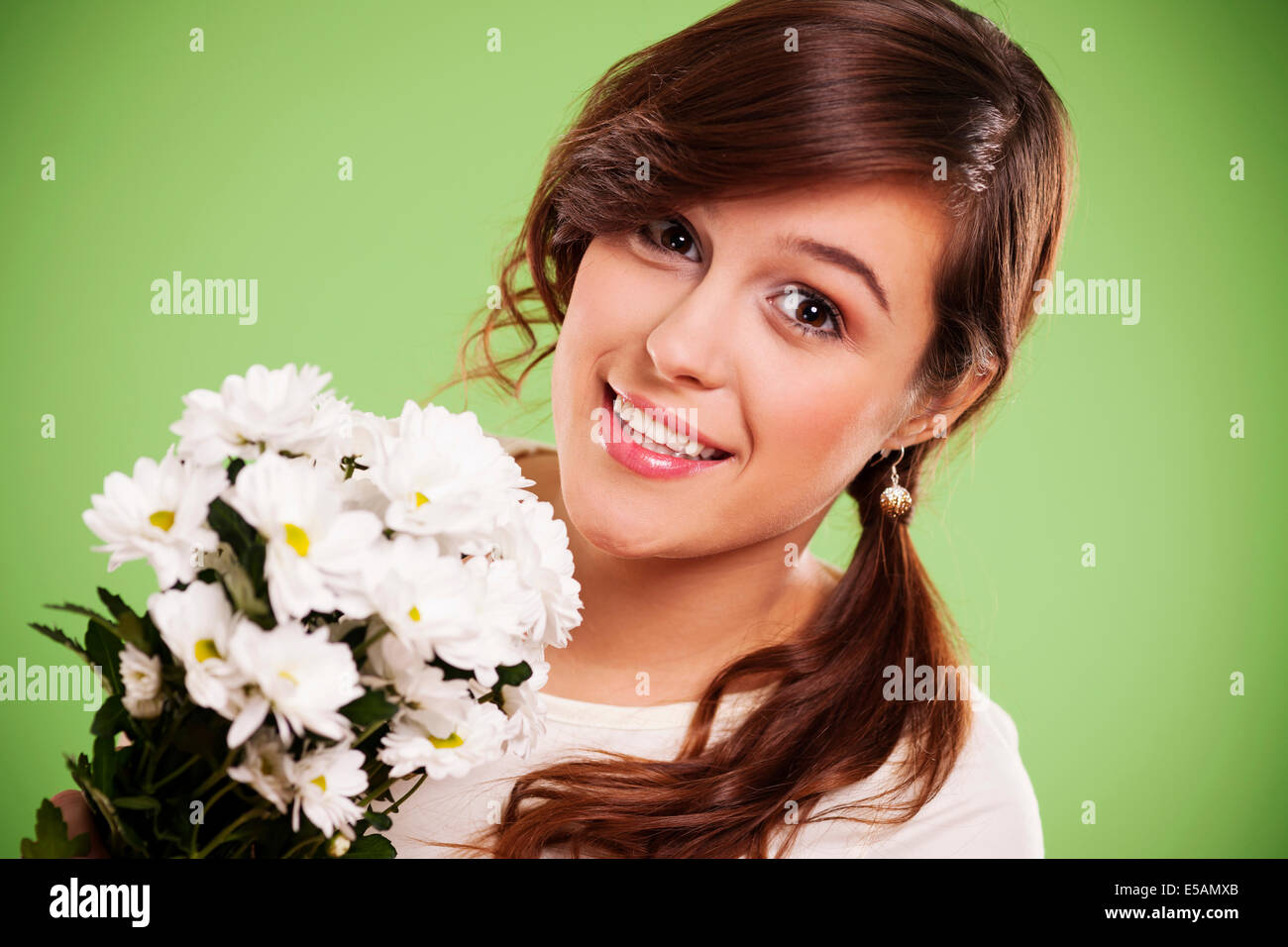 Attractive young woman with white daisies, Debica, Poland Stock Photo